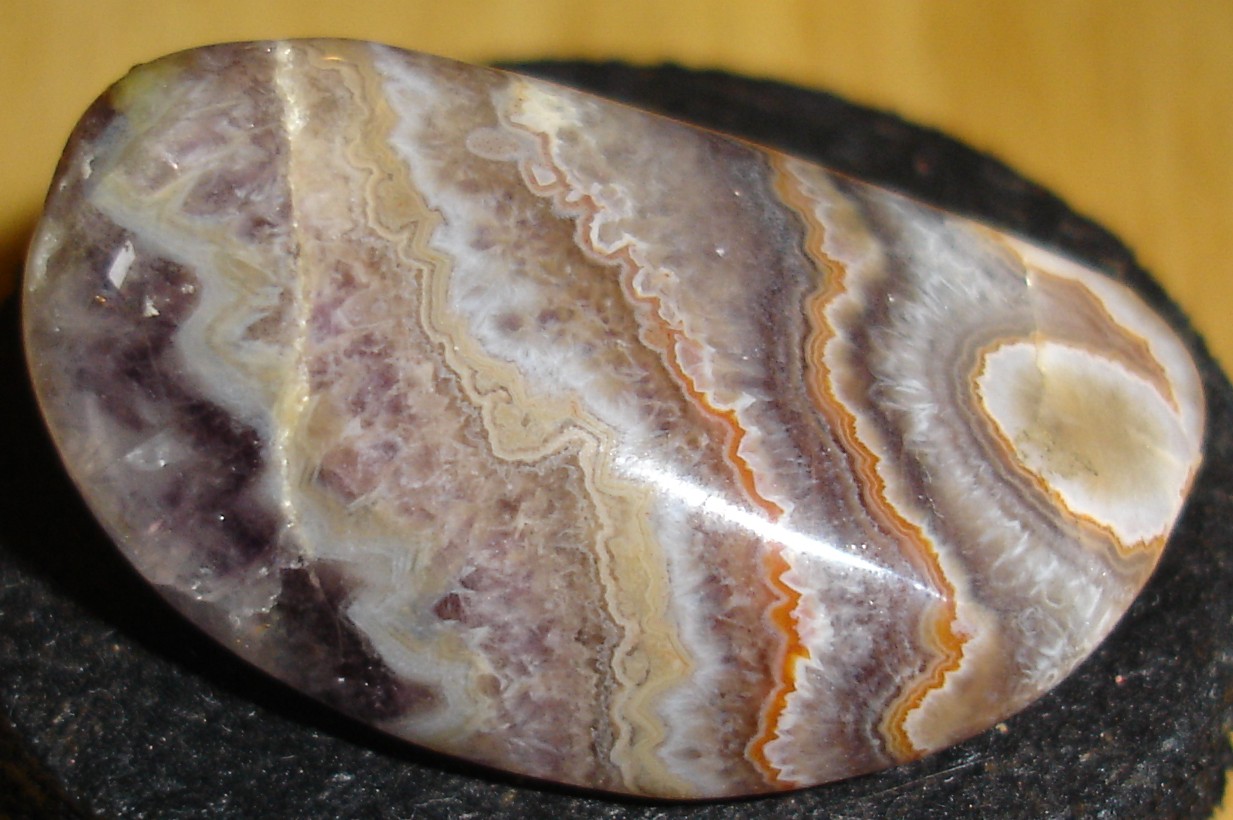 Amthyste sur Agate Polie - France - Allier 33 x 23 x 13 mm