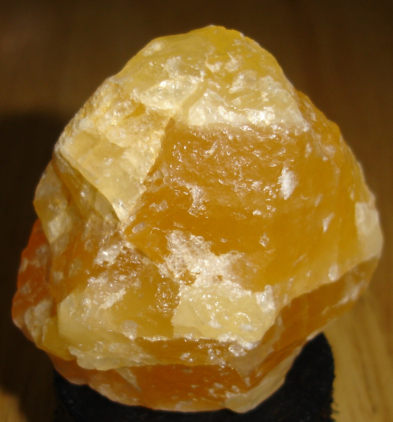Calcite-Orange-Brute-49x49x30mm