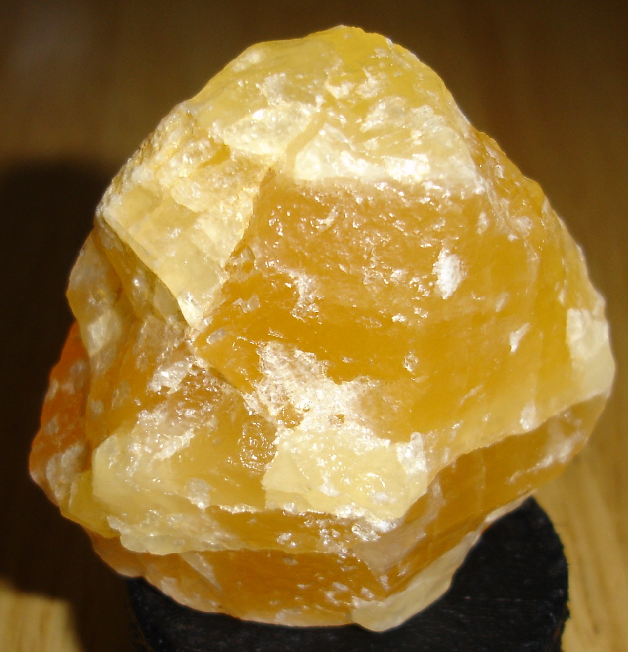 Calcite-Orange-Brute-49x49x30mm